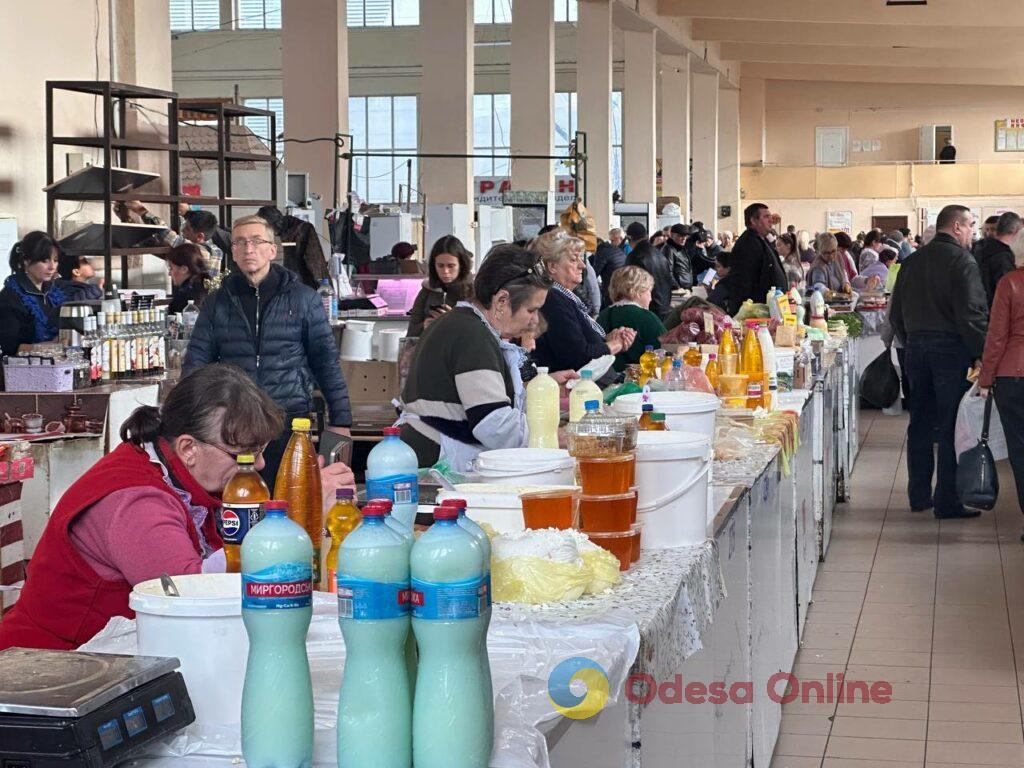 Хурма, сало та сметана: суботні ціни на одеському «Привозі» Хурма, сало та сметана: суботні ціни на одеському «Привозі»