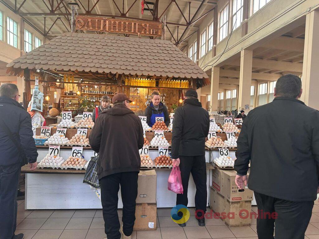 Хурма, сало та сметана: суботні ціни на одеському «Привозі» Хурма, сало та сметана: суботні ціни на одеському «Привозі»