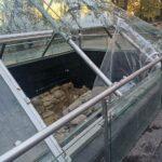 В Одессе на Приморском бульваре разбили стекло пирамиды-музея