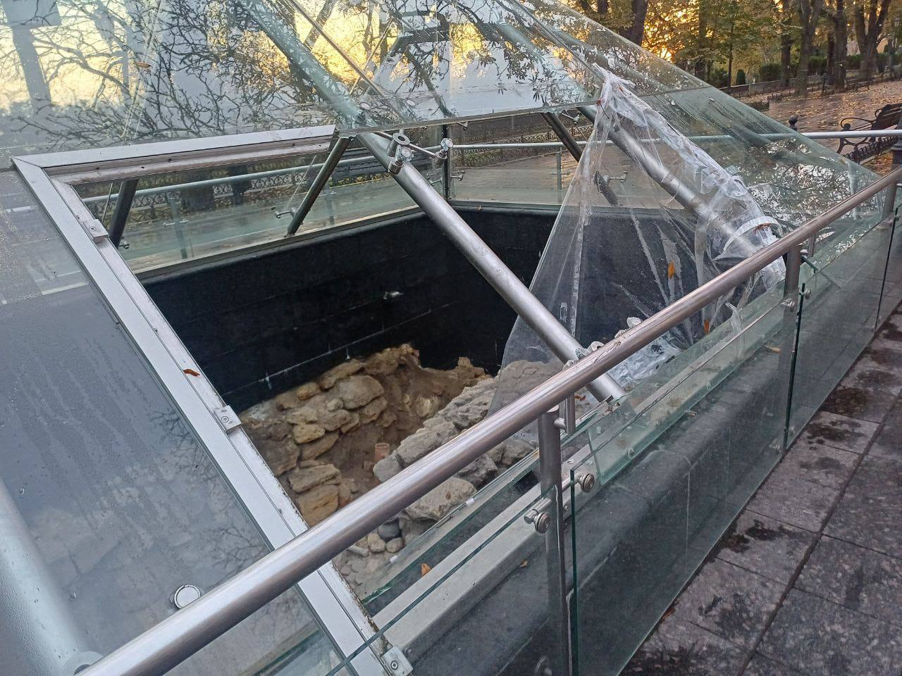 В Одессе на Приморском бульваре разбили стекло пирамиды-музея В Одессе на Приморском бульваре разбили стекло пирамиды-музея