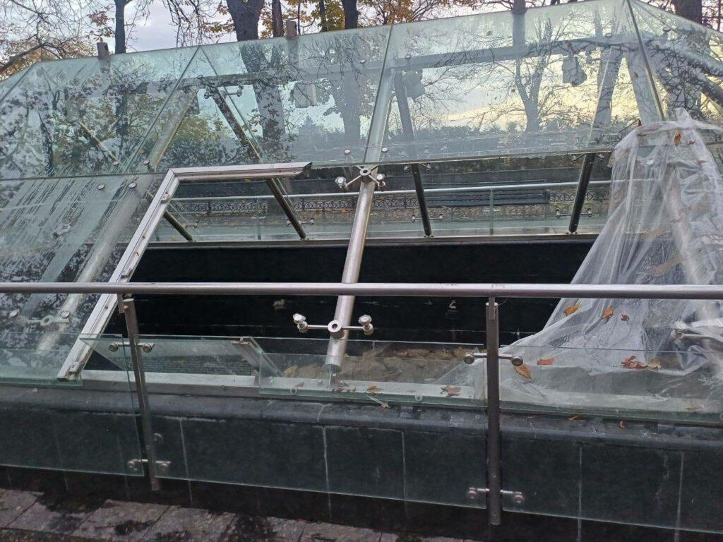 В Одесі на Приморському бульварі розбили скло піраміди-музею В Одесі на Приморському бульварі розбили скло піраміди-музею