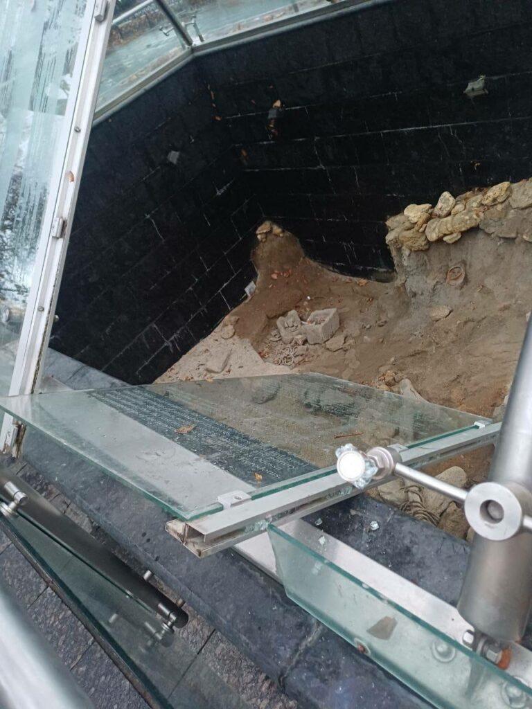 В Одесі на Приморському бульварі розбили скло піраміди-музею В Одесі на Приморському бульварі розбили скло піраміди-музею