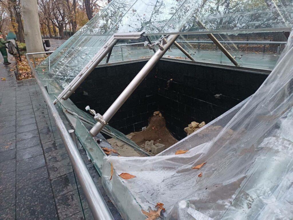 В Одесі на Приморському бульварі розбили скло піраміди-музею В Одесі на Приморському бульварі розбили скло піраміди-музею