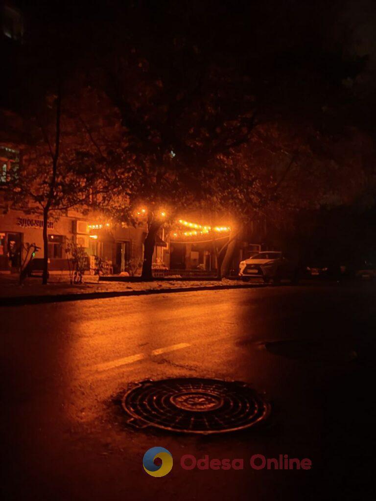 Осінній блекаут перетворює нічну Одесу на місто тіней (фоторепортаж)