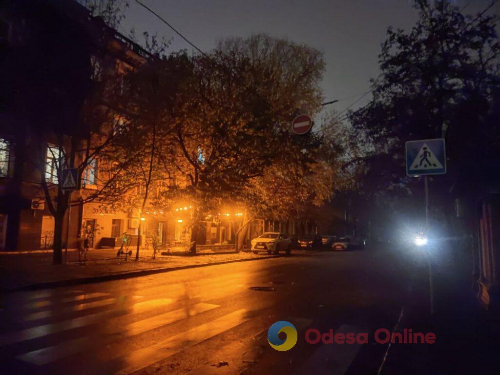 Осенний блэкаут превращает ночную Одессу в город теней (фоторепортаж) Осенний блэкаут превращает ночную Одессу в город теней (фоторепортаж)