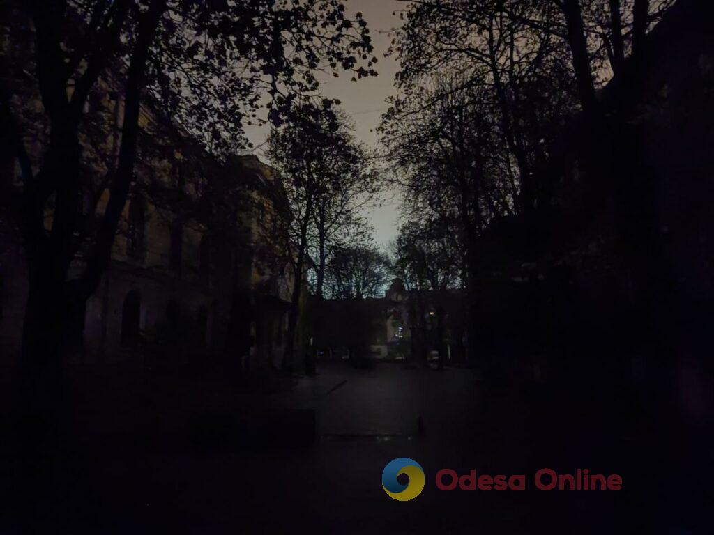 Осінній блекаут перетворює нічну Одесу на місто тіней (фоторепортаж)