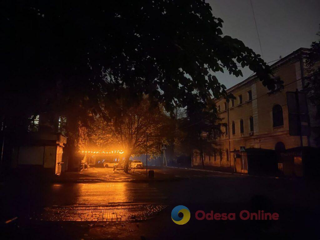 Осінній блекаут перетворює нічну Одесу на місто тіней (фоторепортаж)