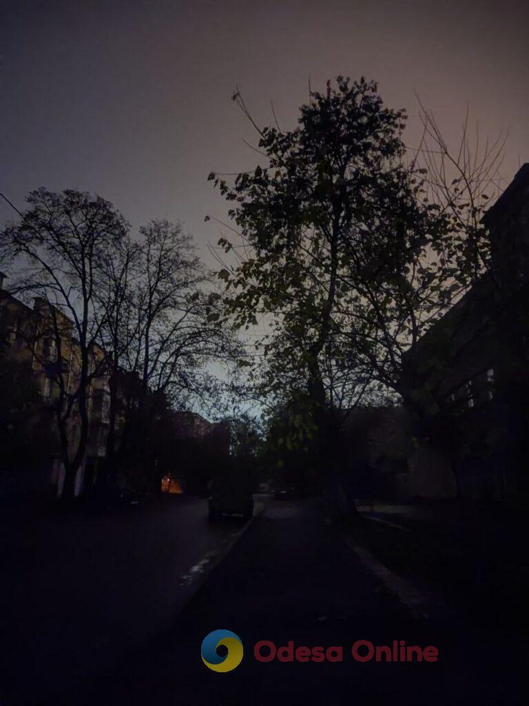 Осенний блэкаут превращает ночную Одессу в город теней (фоторепортаж) Осенний блэкаут превращает ночную Одессу в город теней (фоторепортаж)