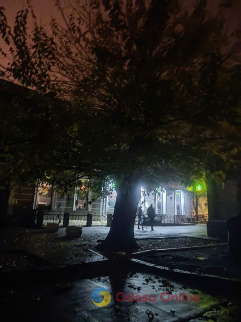 Осінній блекаут перетворює нічну Одесу на місто тіней (фоторепортаж)