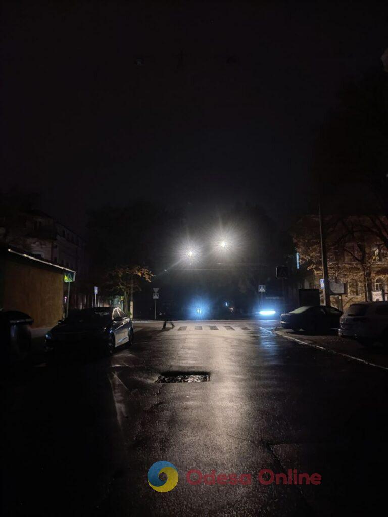Осінній блекаут перетворює нічну Одесу на місто тіней (фоторепортаж)