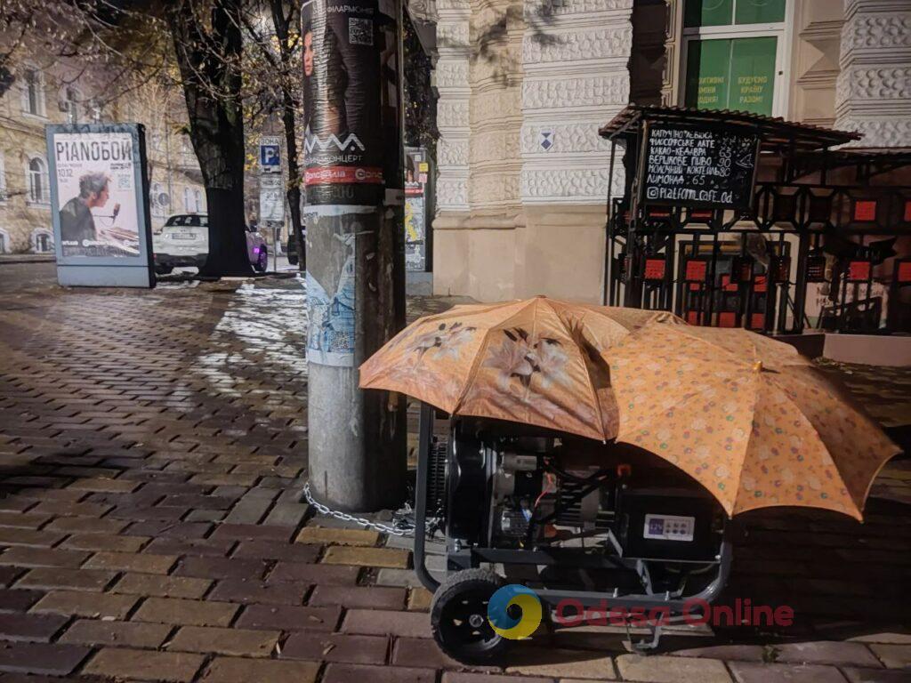 Осенний блэкаут превращает ночную Одессу в город теней (фоторепортаж) Осенний блэкаут превращает ночную Одессу в город теней (фоторепортаж)