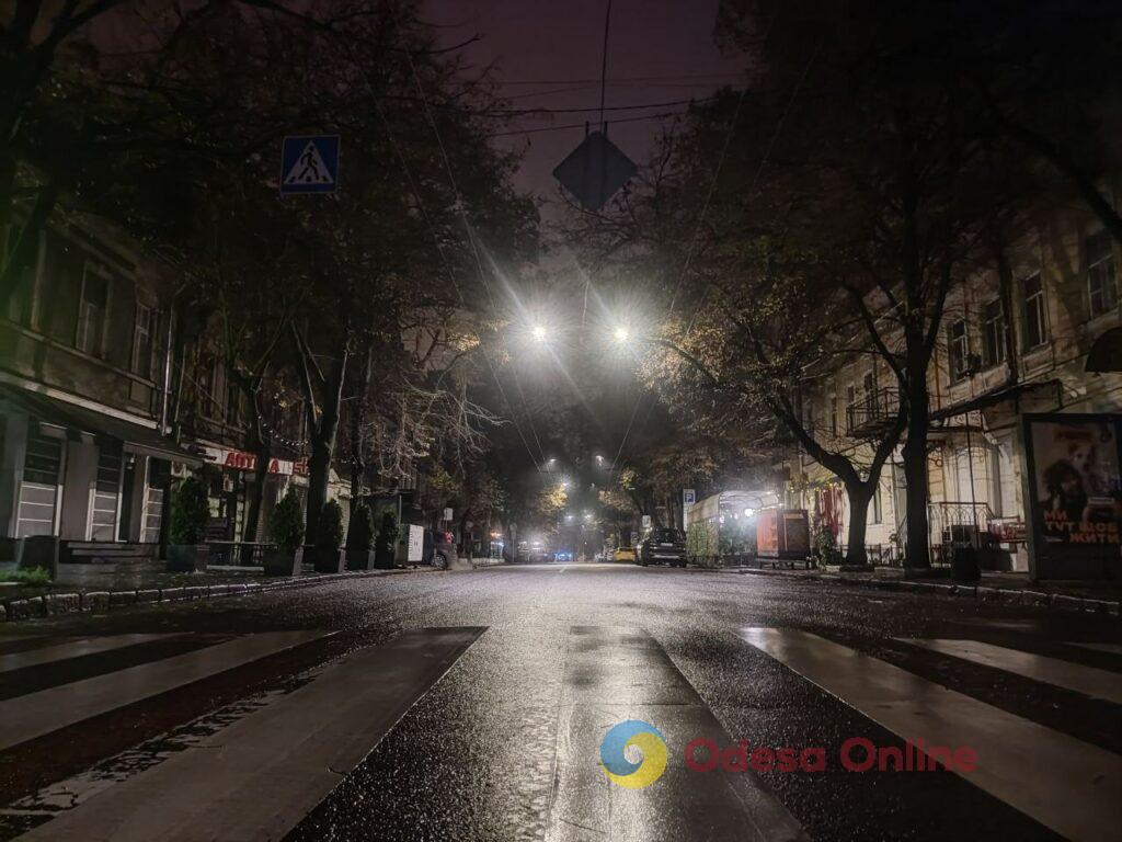 Осінній блекаут перетворює нічну Одесу на місто тіней (фоторепортаж)