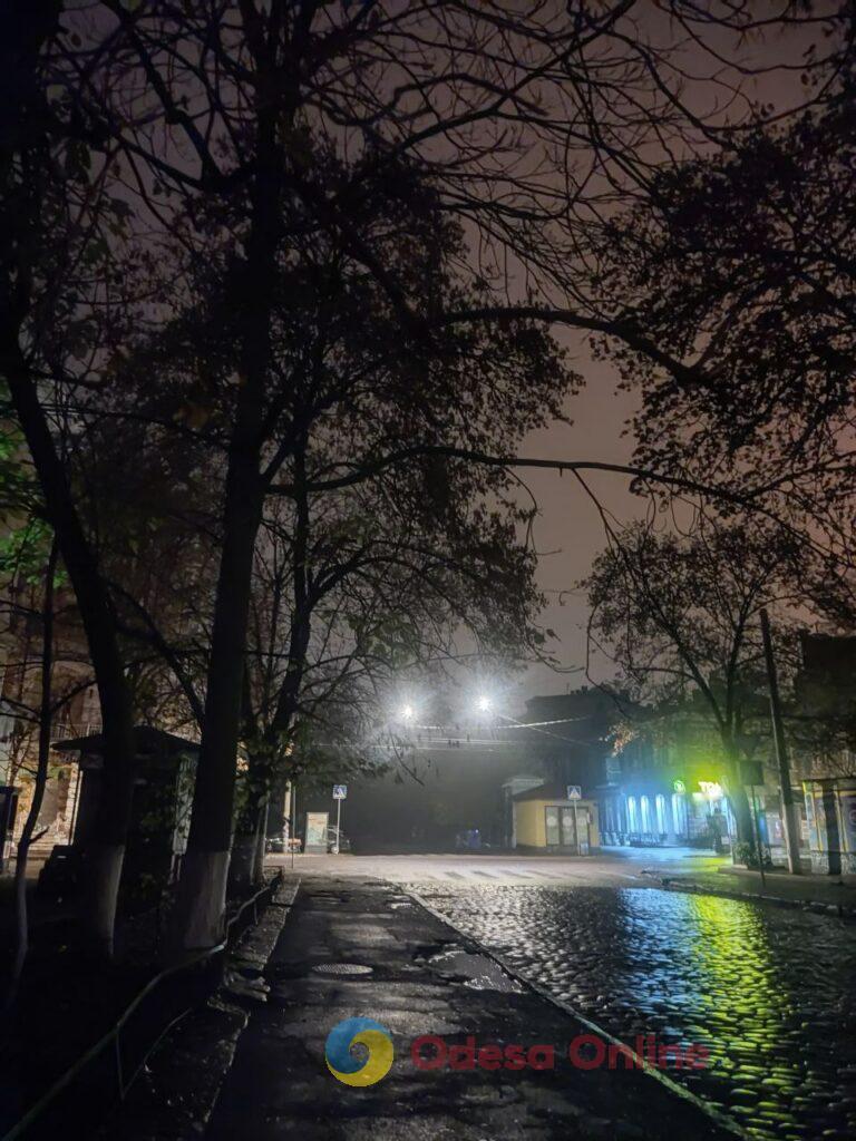 Осенний блэкаут превращает ночную Одессу в город теней (фоторепортаж) Осенний блэкаут превращает ночную Одессу в город теней (фоторепортаж)