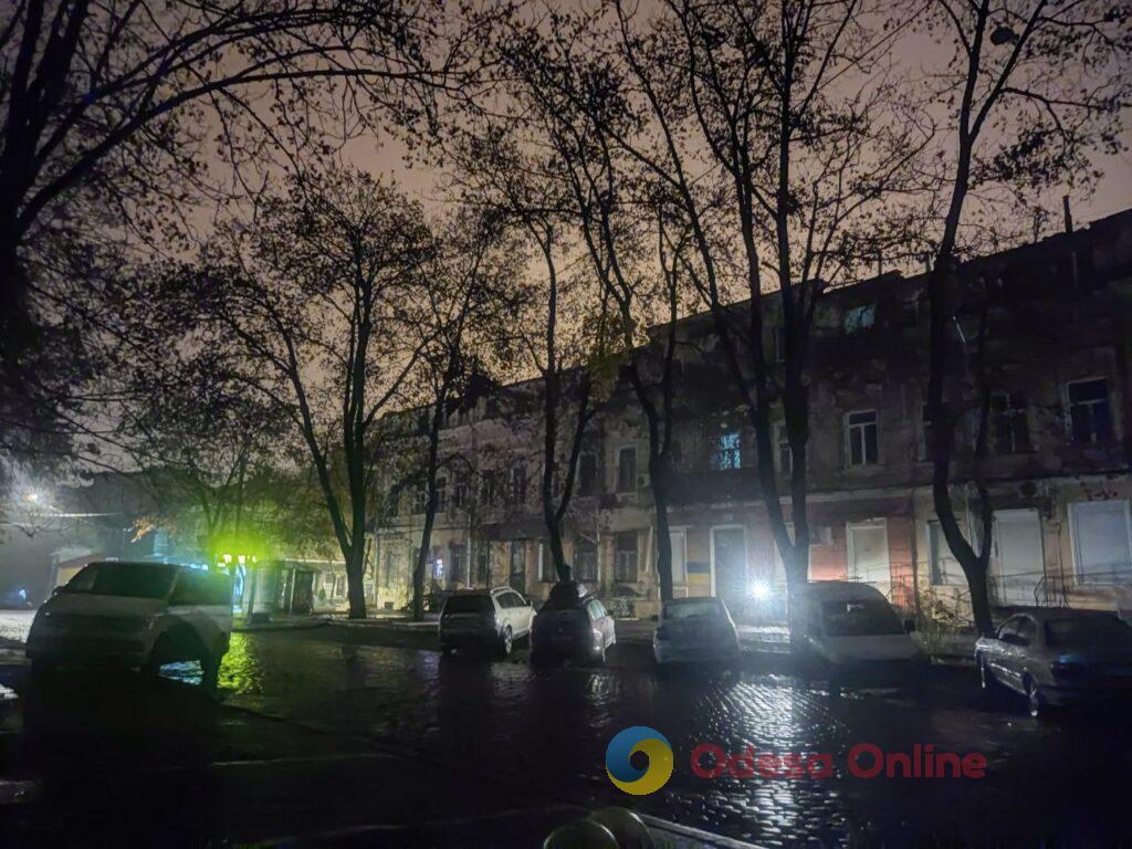 Осенний блэкаут превращает ночную Одессу в город теней (фоторепортаж) Осенний блэкаут превращает ночную Одессу в город теней (фоторепортаж)