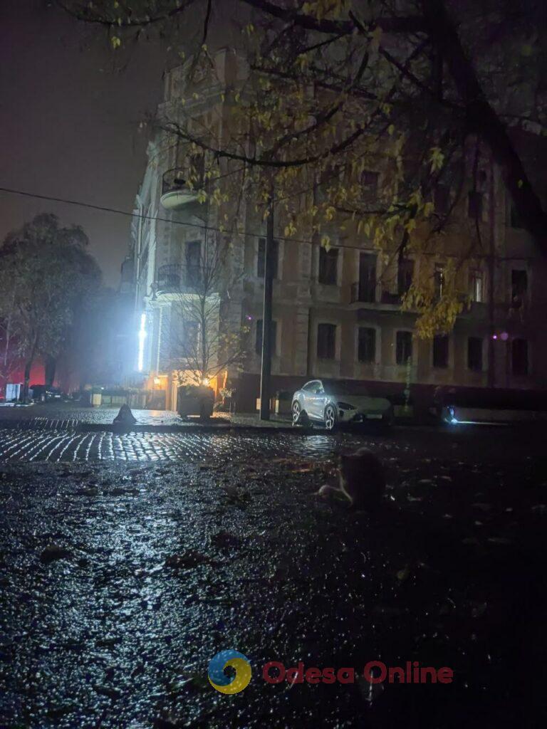 Осенний блэкаут превращает ночную Одессу в город теней (фоторепортаж) Осенний блэкаут превращает ночную Одессу в город теней (фоторепортаж)