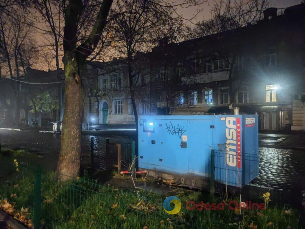 Осенний блэкаут превращает ночную Одессу в город теней (фоторепортаж) Осенний блэкаут превращает ночную Одессу в город теней (фоторепортаж)