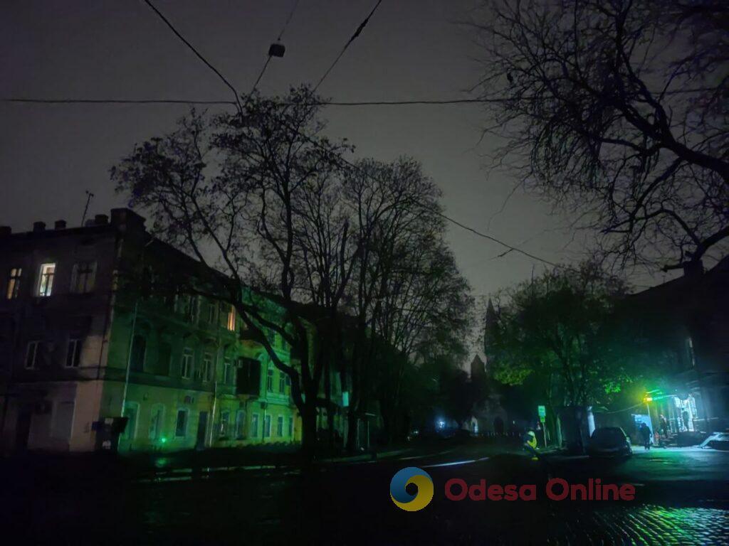 Осінній блекаут перетворює нічну Одесу на місто тіней (фоторепортаж)