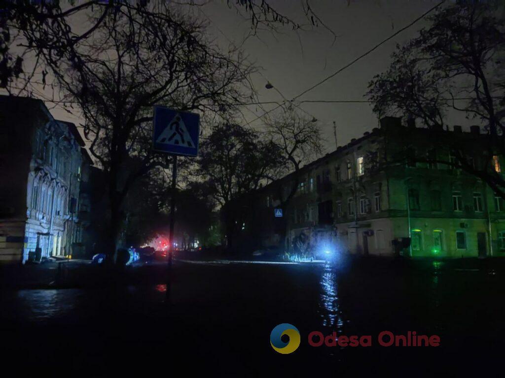Осінній блекаут перетворює нічну Одесу на місто тіней (фоторепортаж)