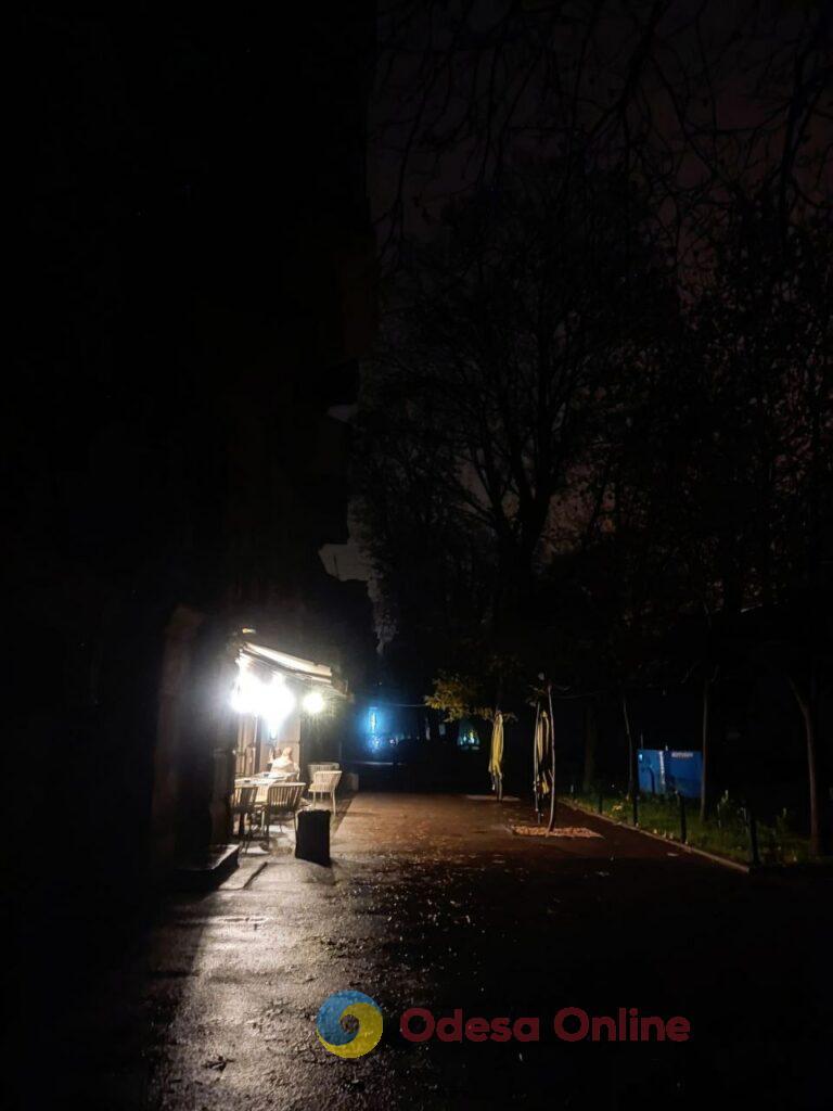 Осенний блэкаут превращает ночную Одессу в город теней (фоторепортаж) Осенний блэкаут превращает ночную Одессу в город теней (фоторепортаж)
