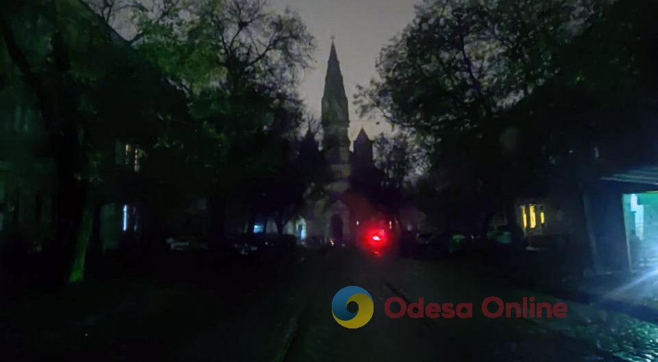 Осінній блекаут перетворює нічну Одесу на місто тіней (фоторепортаж)
