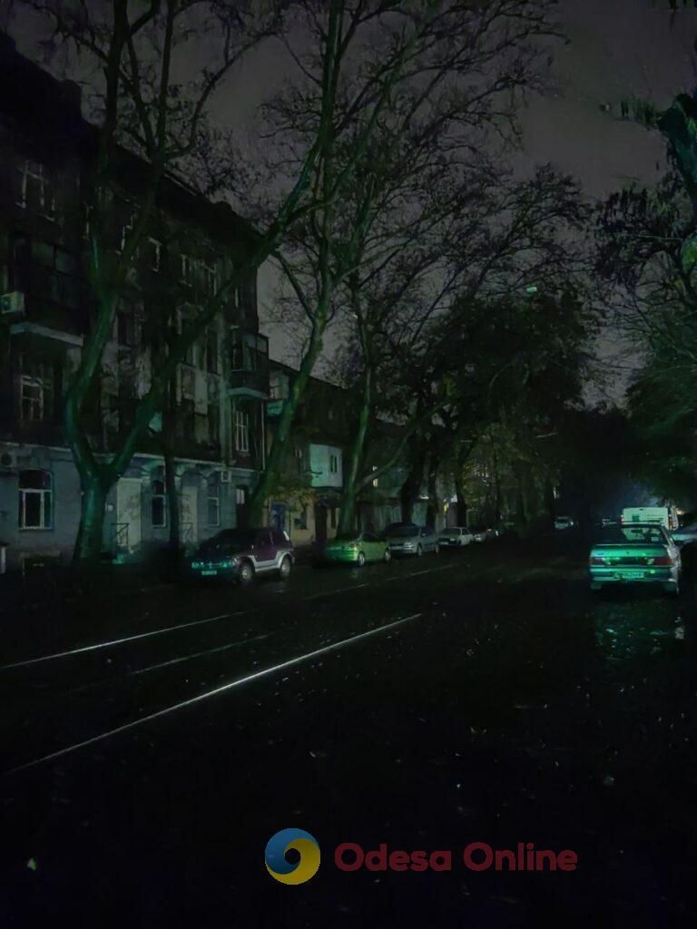 Осінній блекаут перетворює нічну Одесу на місто тіней (фоторепортаж)