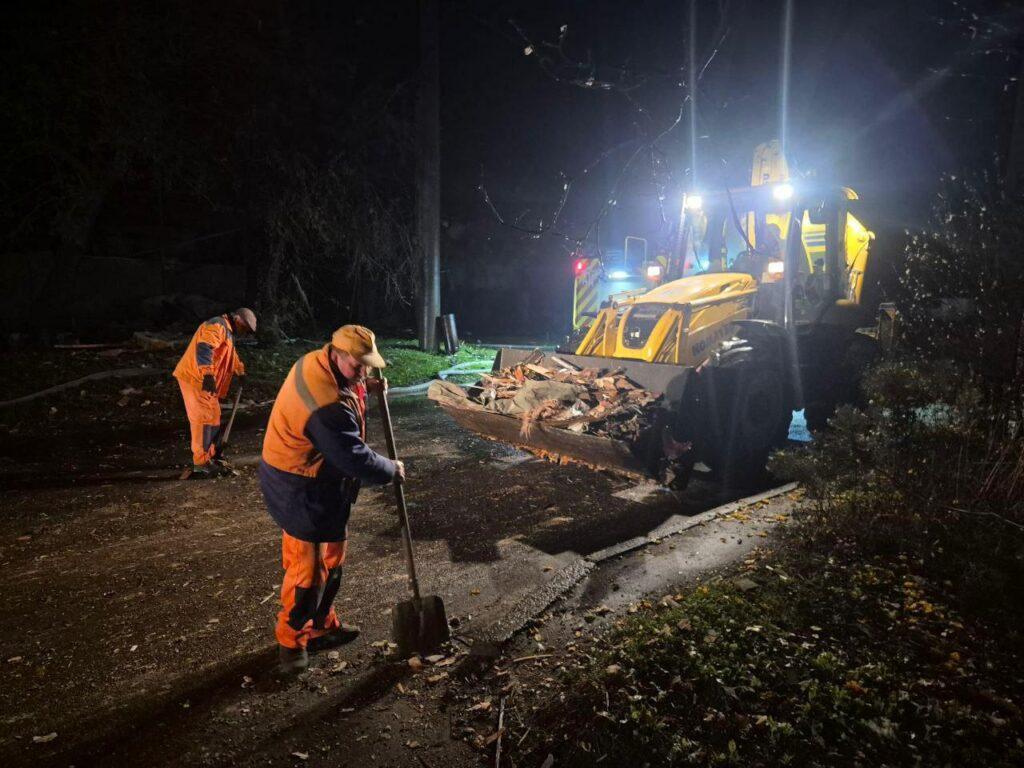 В Одесі ліквідовують наслідки нічного обстрілу: пошкоджені житлові будинки та СТО