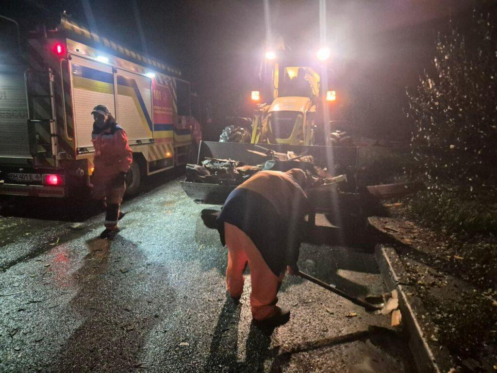 В Одесі ліквідовують наслідки нічного обстрілу: пошкоджені житлові будинки та СТО