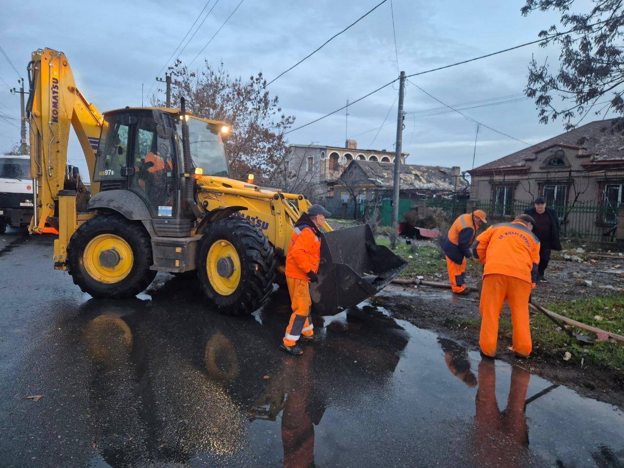 В Одесі ліквідовують наслідки нічного обстрілу: пошкоджені житлові будинки та СТО