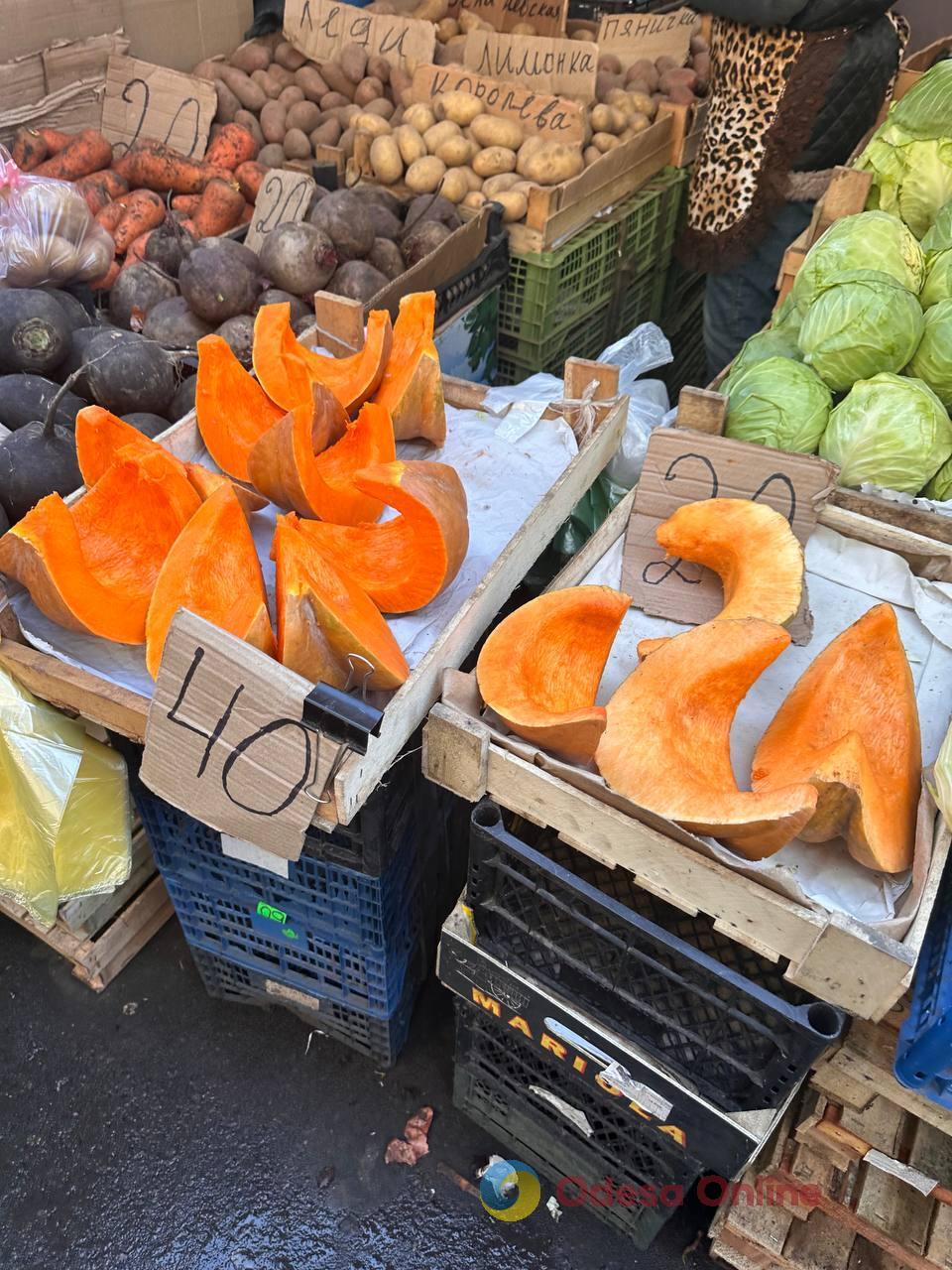 Мандарины, свинина и сладкий перец: субботние цены на одесском Привозе