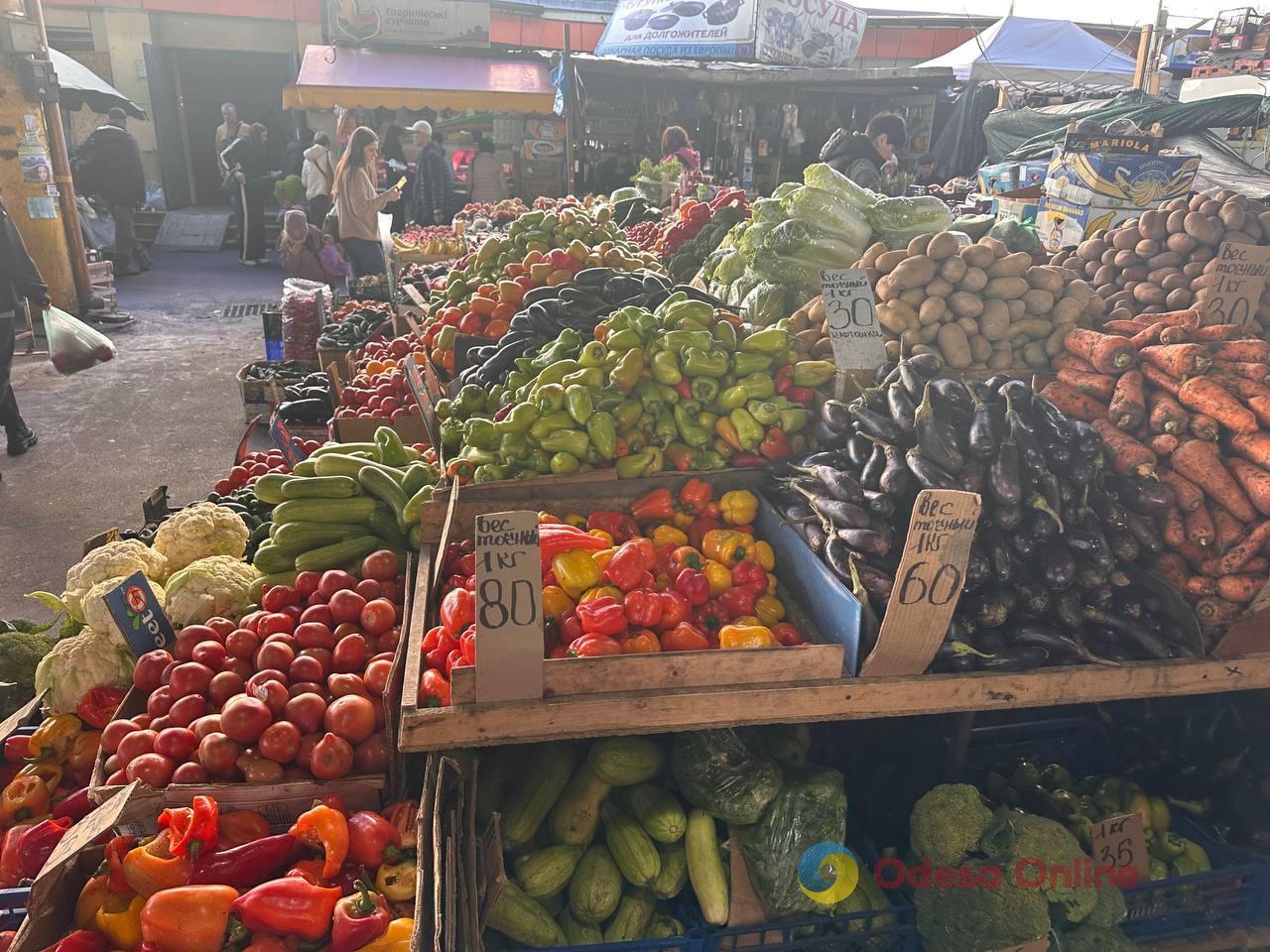 Мандарины, свинина и сладкий перец: субботние цены на одесском Привозе