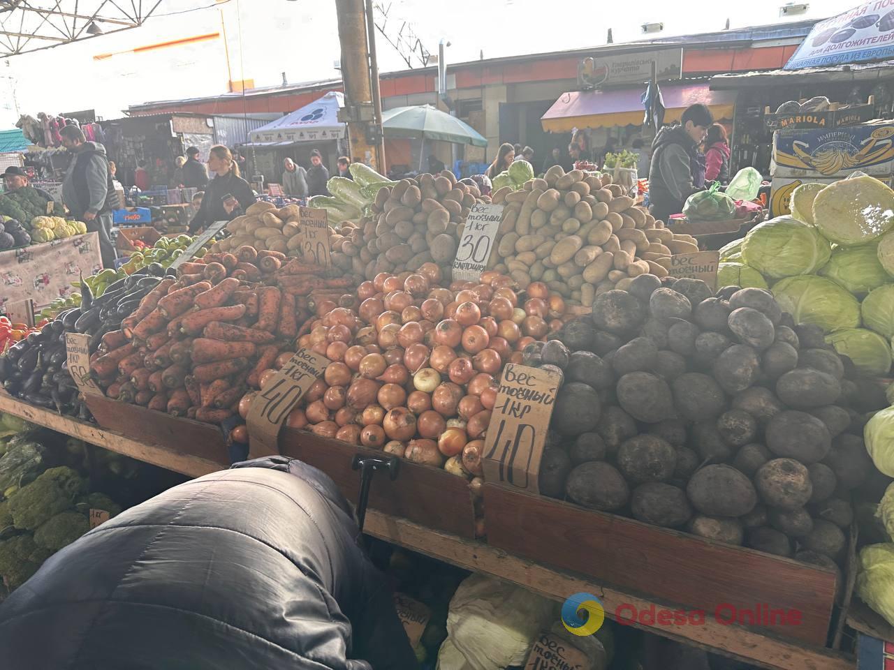 Мандарины, свинина и сладкий перец: субботние цены на одесском Привозе