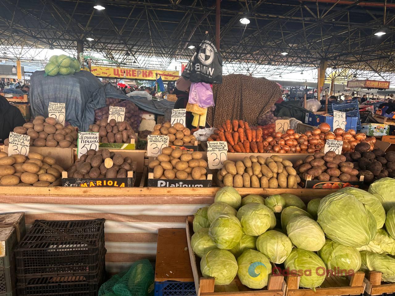 Мандарины, свинина и сладкий перец: субботние цены на одесском Привозе