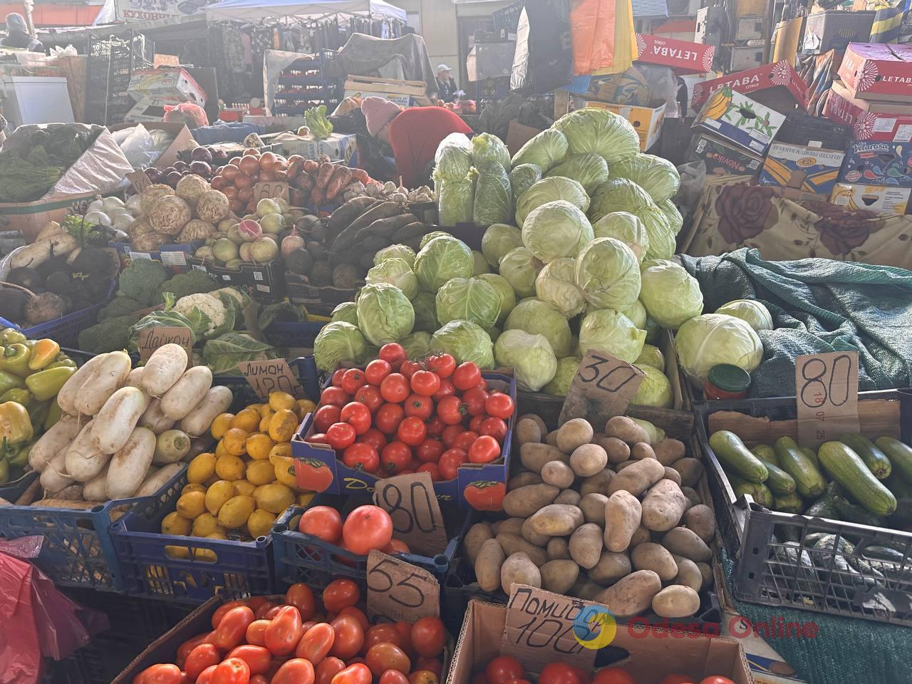 Мандарины, свинина и сладкий перец: субботние цены на одесском Привозе