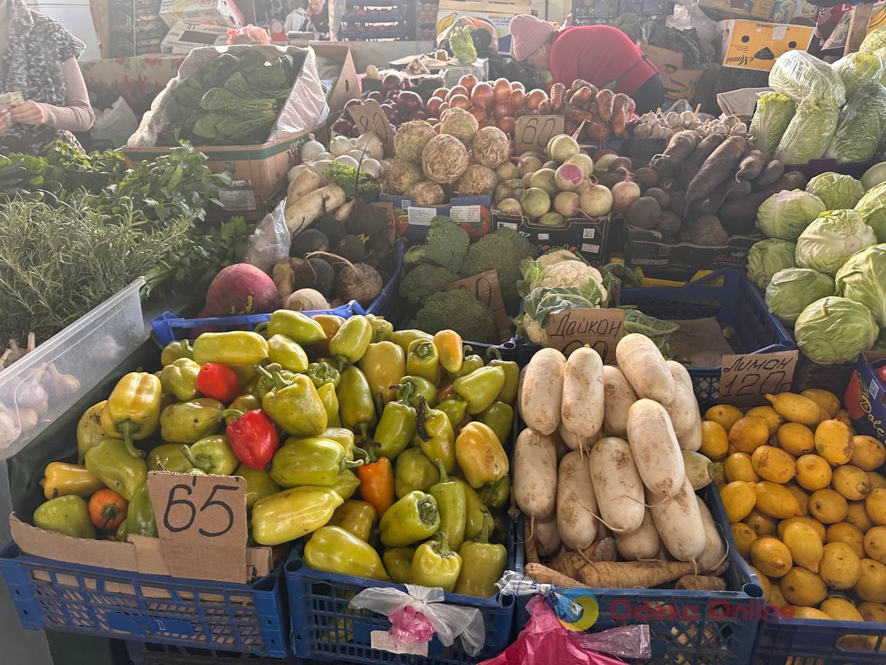 Мандарины, свинина и сладкий перец: субботние цены на одесском Привозе