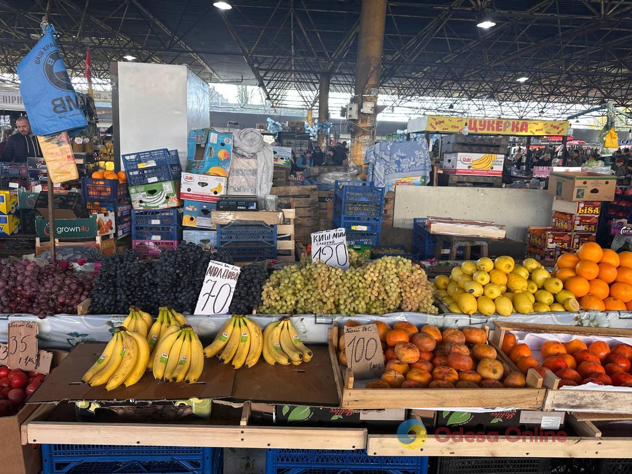 Мандарины, свинина и сладкий перец: субботние цены на одесском Привозе