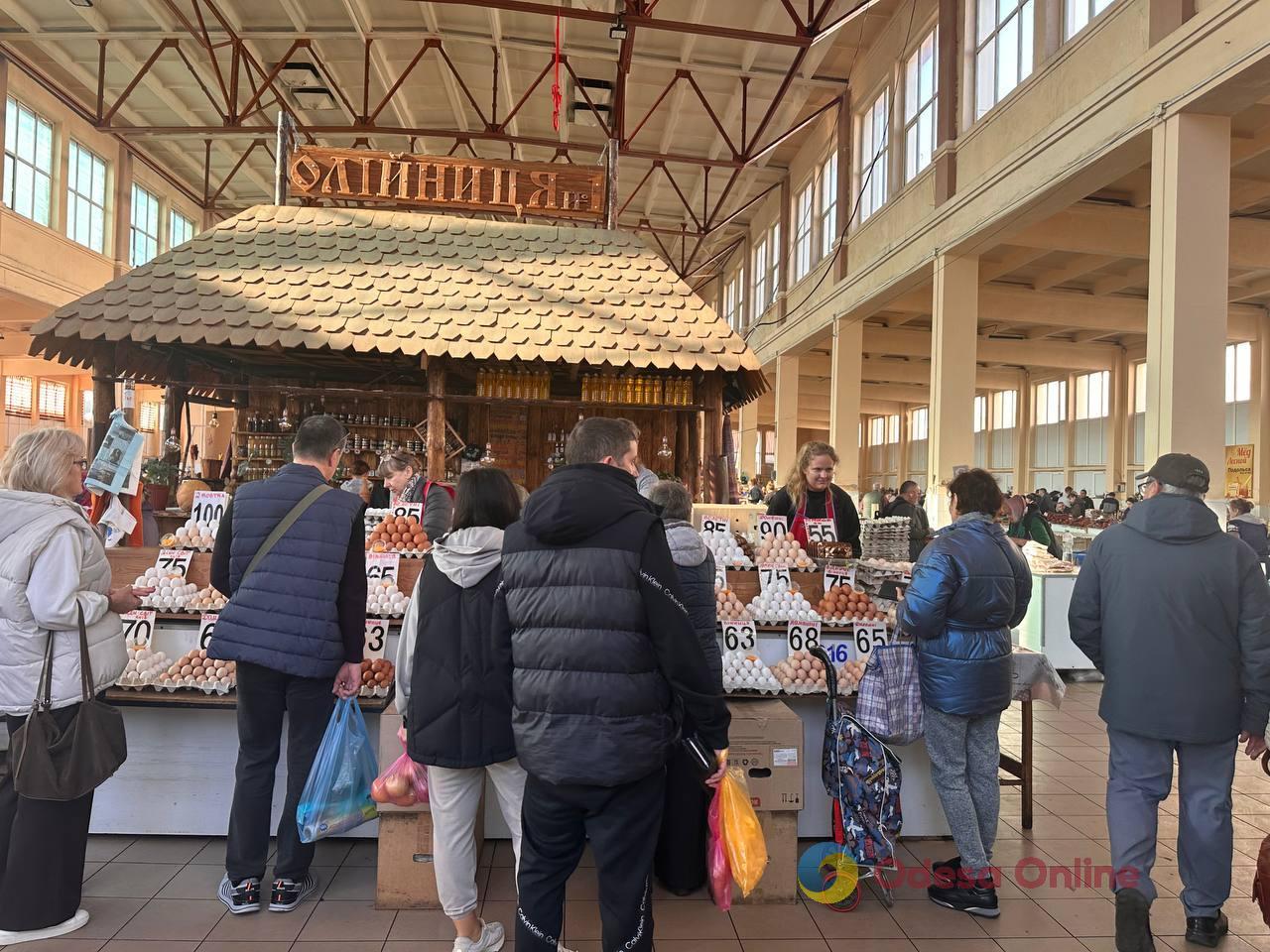 Мандарины, свинина и сладкий перец: субботние цены на одесском Привозе