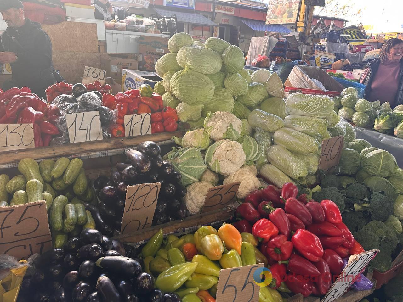 Мандарины, свинина и сладкий перец: субботние цены на одесском Привозе