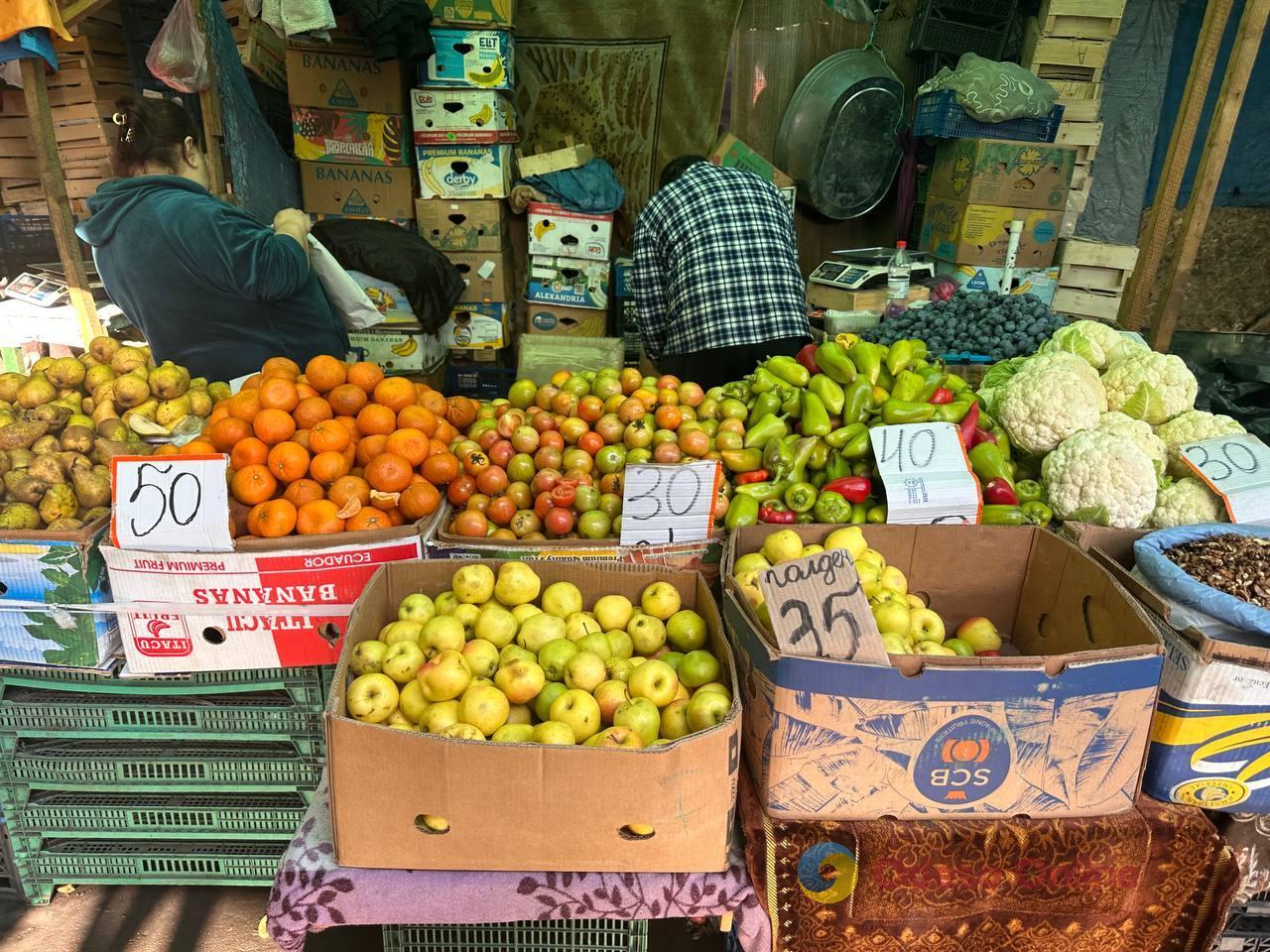 Мандарины, свинина и сладкий перец: субботние цены на одесском Привозе