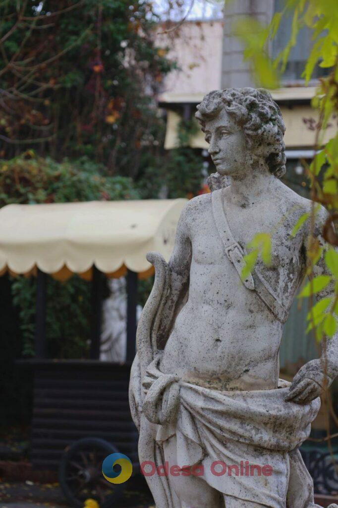 Пізня осінь в Одесі огортає дворики листям і дощем (фоторепортаж)