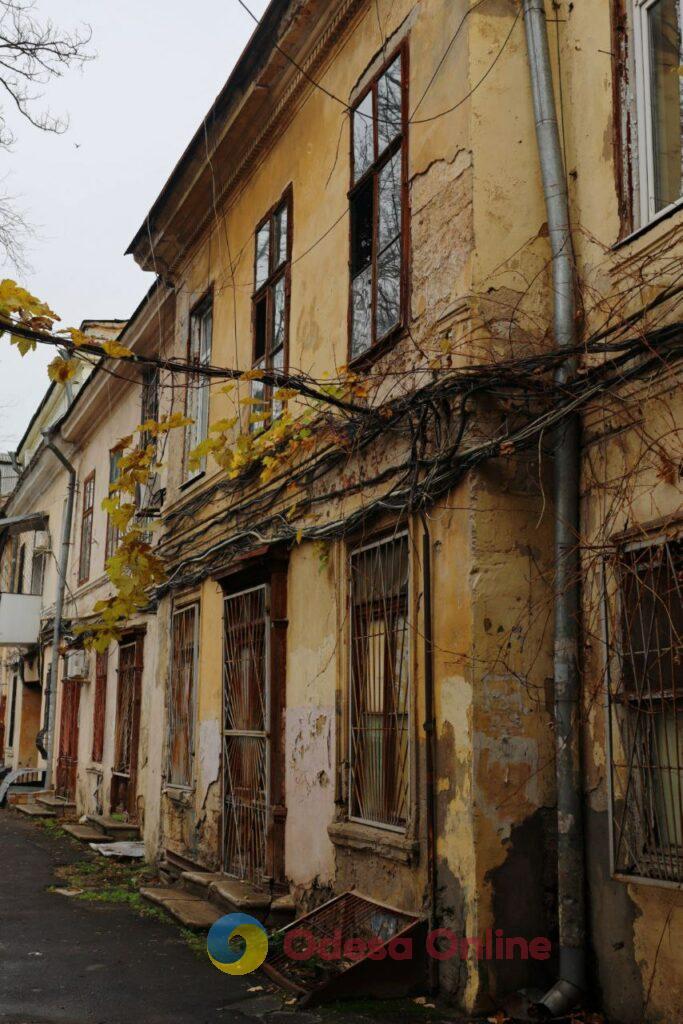 Пізня осінь в Одесі огортає дворики листям і дощем (фоторепортаж)