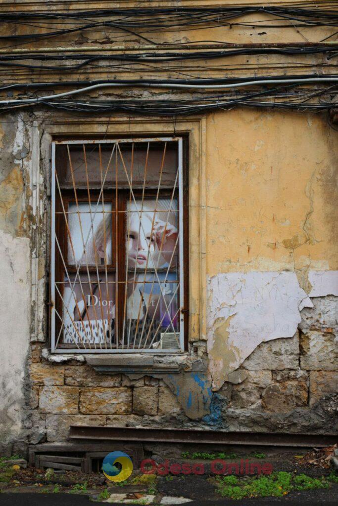 Пізня осінь в Одесі огортає дворики листям і дощем (фоторепортаж)