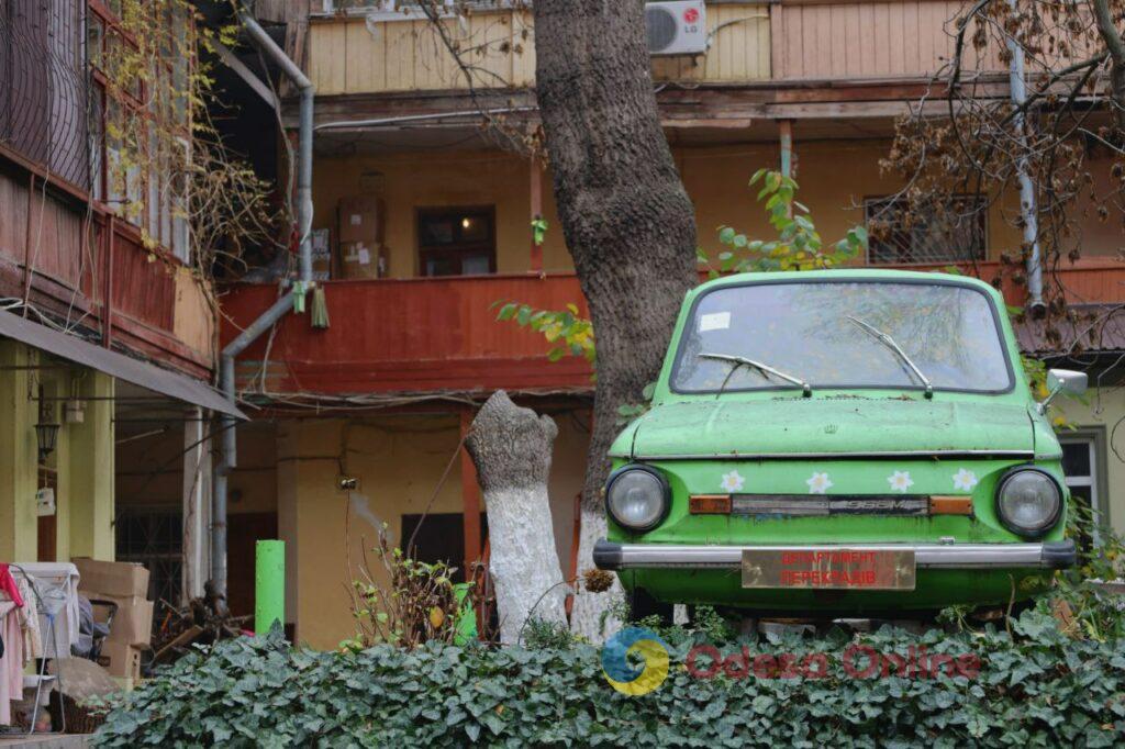 Пізня осінь в Одесі огортає дворики листям і дощем (фоторепортаж)