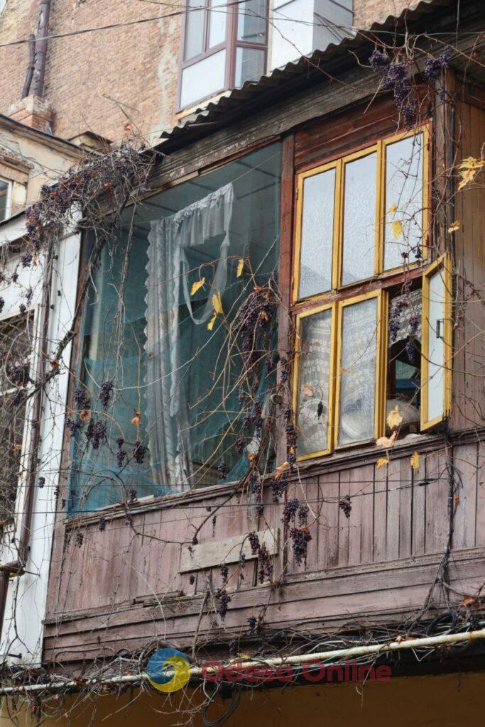 Пізня осінь в Одесі огортає дворики листям і дощем (фоторепортаж)