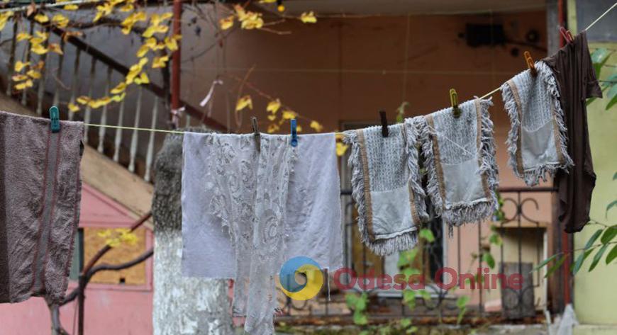 Пізня осінь в Одесі огортає дворики листям і дощем (фоторепортаж)