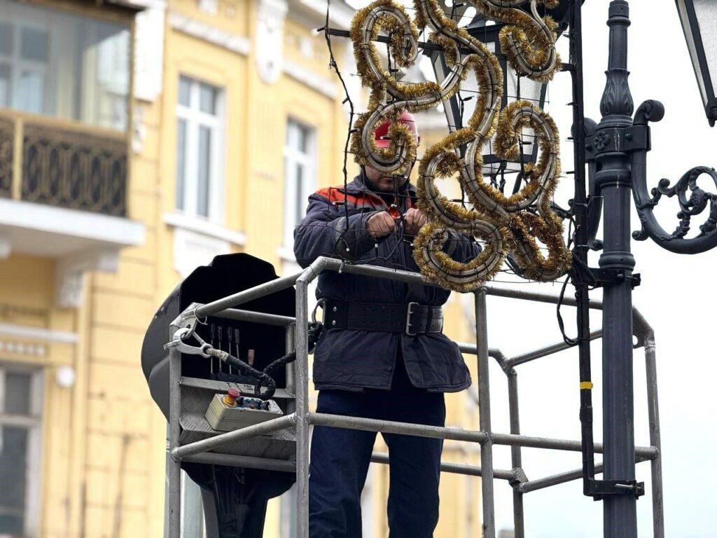 Одесу розпочали прикрашати до різдвяних та новорічних свят Одессу начали украшать к рождественским и новогодним праздникам