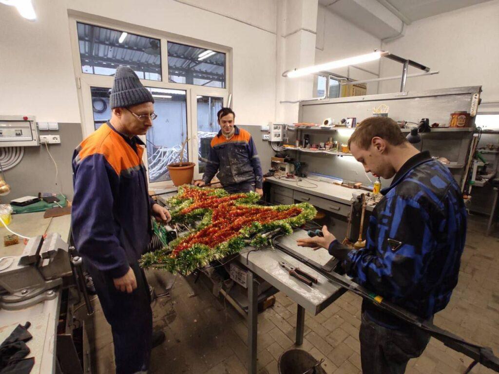 Одесу розпочали прикрашати до різдвяних та новорічних свят Одессу начали украшать к рождественским и новогодним праздникам