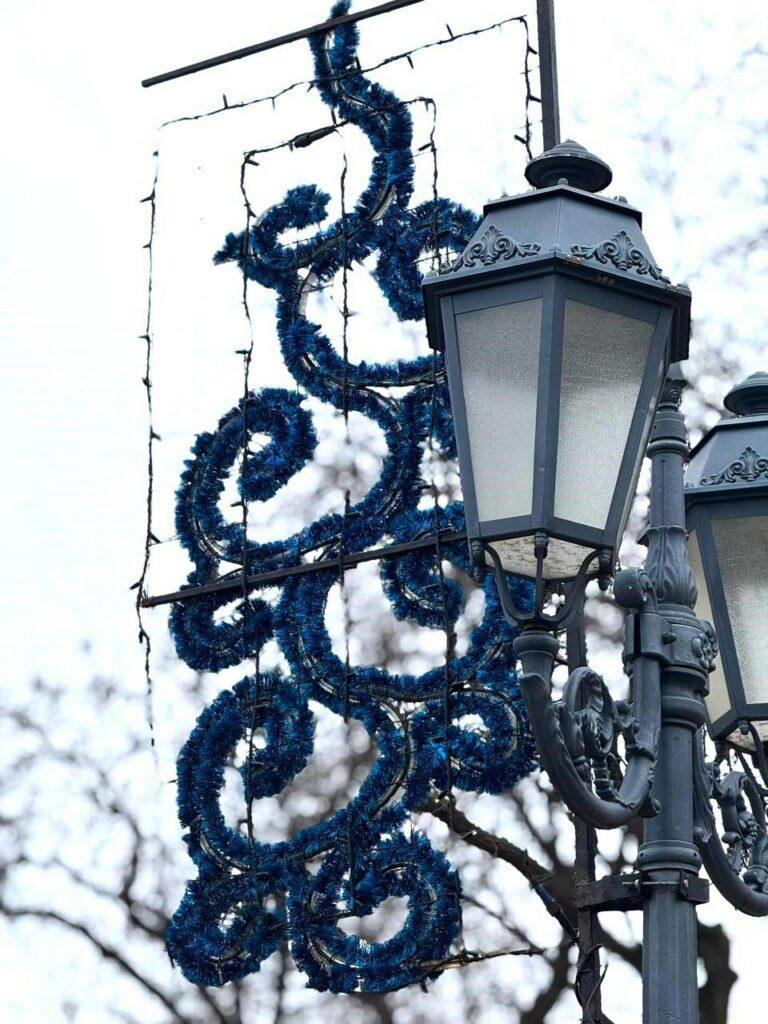 Одесу розпочали прикрашати до різдвяних та новорічних свят Одессу начали украшать к рождественским и новогодним праздникам