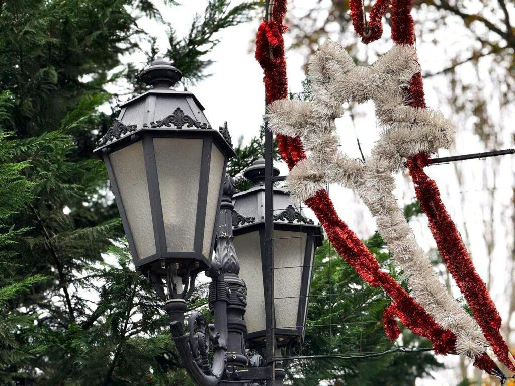 Одесу розпочали прикрашати до різдвяних та новорічних свят Одессу начали украшать к рождественским и новогодним праздникам