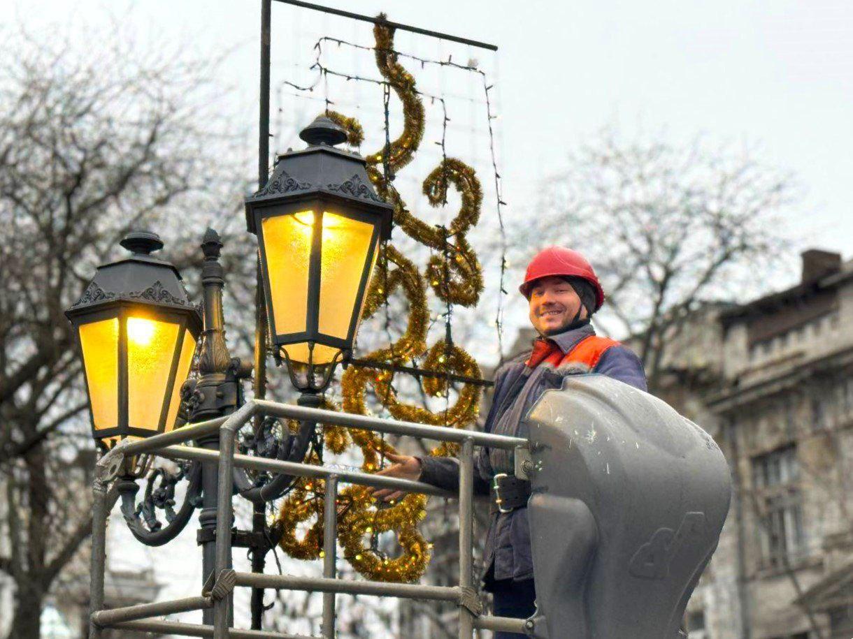 Одессу начали украшать к рождественским и новогодним праздникам Одессу начали украшать к рождественским и новогодним праздникам