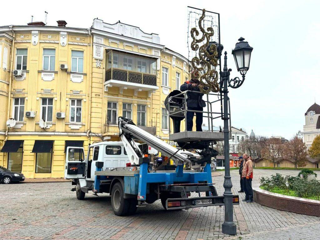 Одесу розпочали прикрашати до різдвяних та новорічних свят Одессу начали украшать к рождественским и новогодним праздникам